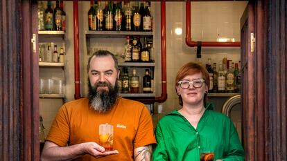 Gintas, a la izquierda, y Dovi posan en su bar, Savas, en Madrid.