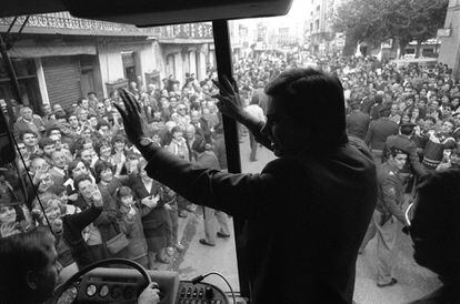Felipe González saluda desde el autobús electoral a miles de seguidores del PSOE en las calles de Huesca en la campaña de las elecciones del 28 de octubre de 1982. El dirigente andaluz se convirtió en esos comicios en el tercer presidente del Gobierno desde la reinstauración de la democracia en España. No saldría de La Moncloa hasta 1996.