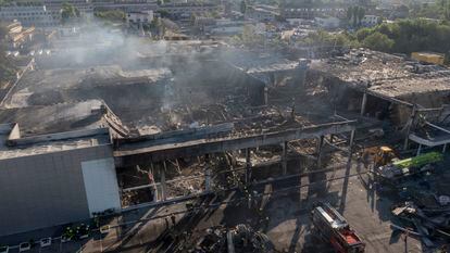 Vista aérea de los escombros del centro comercial de Kremenchuk, que fue atacado por unos misiles rusos el pasado lunes.