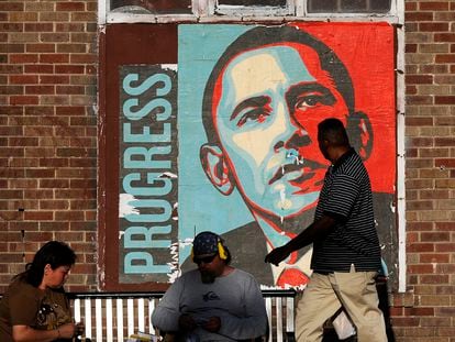 Una parada de bus frente a un retrato del expresidente Barack Obama en Denver, Colorado, el 19 de agosto de 2009.