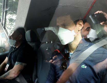 El tenista serbio Novak Djokovic abandona su hotel en Melbourne, Australia, el 16 de enero de 2021.