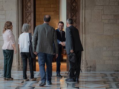 El presidente de la Generalitat, Pere Aragonès, recibe a los presidentes de Òmnium Cultural, la ANC y la Associació de Municipis per la Independència (AMI), en el Palau de la Generalitat el pasado martes.