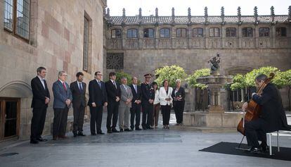Carles Puigdemont (c), amb la delegació de l'ACVOT, encapçalada pel seu president, José Vargas Rincón, a la Generalitat.