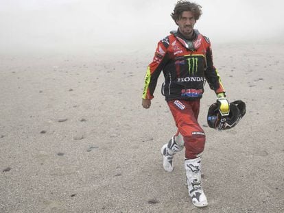 Joan Barreda, tras retirarse en el Dakar.