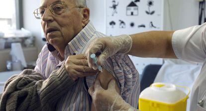 Un paciente en la campaña de vacunación de la gripe A en Madrid en 2009.