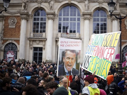 Un grupo de personas se manifiesta contra la reforma del sistema de pensiones que planifica el gobierno francés, el 30 de enero en París (Francia).