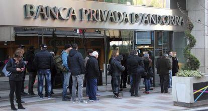 Clientes de Banca Privada d&#039;Andorra (BPA) hacen cola a las puertas de algunas sucursales.