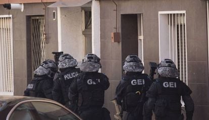 Agentes de los Mossos entrando en el domicilio de Abdelouahab Taib este lunes.