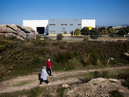 Una de las naves del polígono industrial de Couso, ubicado junto al parque natural de Corrubedo, en Ribeira (A Coruña).