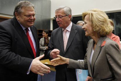 El ministro de Finanzas griego, Venizelos (izquierda), habla con Juncker y Salgado a la entrada del Eurogrupo.