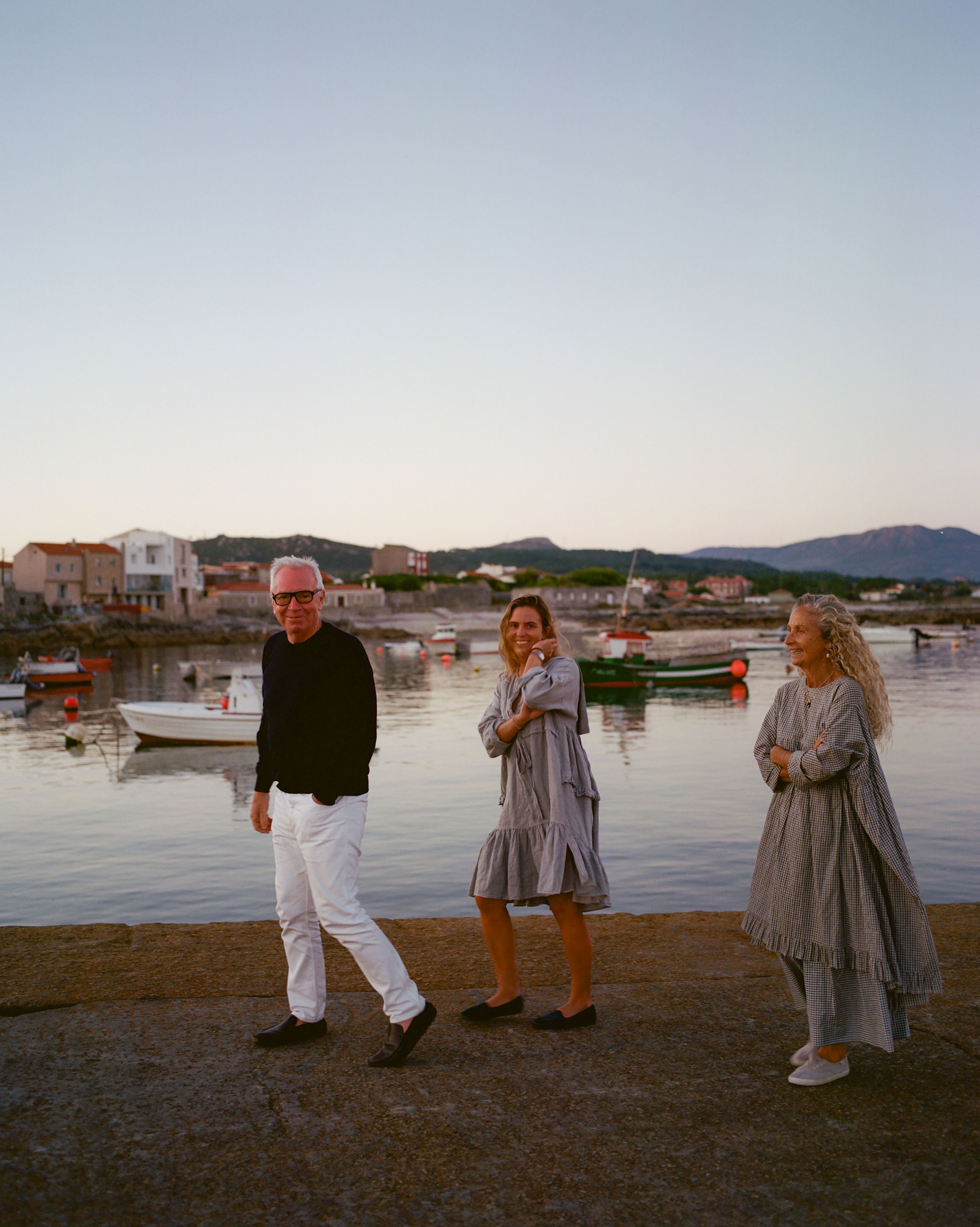 David Chipperfield, junto a su hija Celeste y su mujer Evelyn Stern en el puerto de Corrubedo.