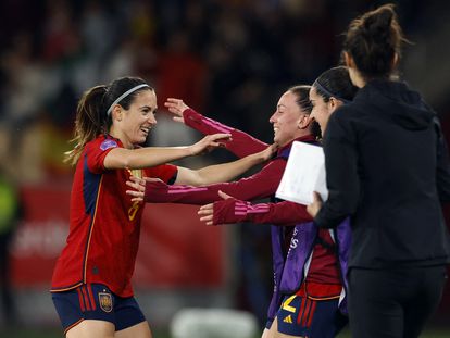 Aitana celebra el primer gol de España en la final con sus compañeras, Eva Navarro y Oihane Hernández.