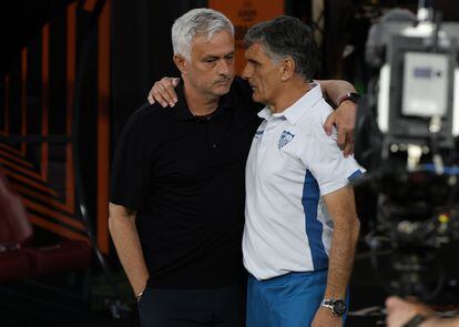 Mourinho y Mendilibar se saludan antes de partido en el estadio Puskas arena en Budapest.