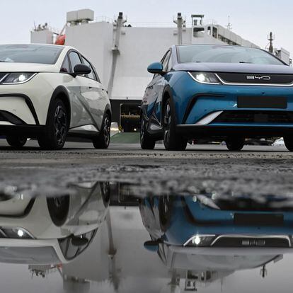 Por qué miles de coches eléctricos chinos se ‘amontonan’ en los puertos europeos