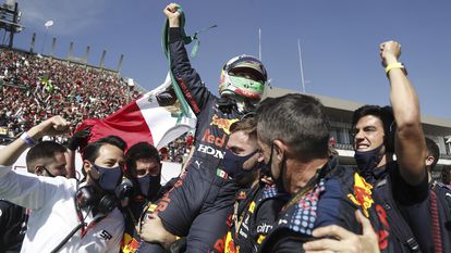 El piloto Checo Pérez celebra con su equipo el tercer lugar ganado en el Gran Premio de Ciudad de México, este domingo.