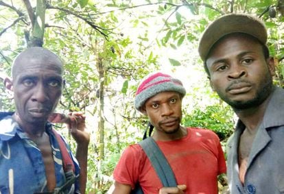 Nkemkedju Andreas (derecha) y otros dos colegas conservacinistas, en el Santuario de Vida Silvestre Tofola Hill, Camerún