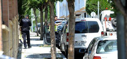 La policía investiga en el lugar del suceso en Marbella. 