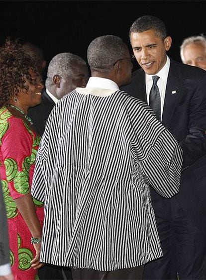 Barack Obama saluda al presidente de Ghana, John Atta Mills, en el aeropuerto de Accra