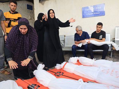 Mujeres palestinas lloraban por las víctimas de una misma familia muerta durante un bombardeo israelí, en el hospital de Al Najar, antes de su funeral en Rafah.