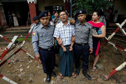 El periodista de Reuters detenido, Wa Lone, es escoltado por policías en el tribunal de Insein en Yangon (Myanmar).