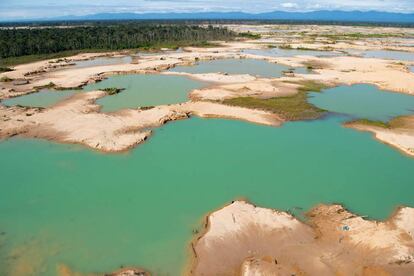 Vista aérea de la deforestación causada en la Amazonia peruana por la minería ilegal este mes.