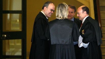 José Manuel Bandrés (izquierda), junto a otros tres magistrados del Tribunal Supremo.
