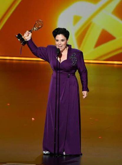 Alex Borstein recoge el premio Emmy a Mejor actriz secundaria de comedia por 'La maravillosa sra. Maisel'.