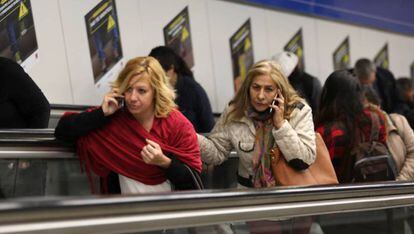 Usuarias de móvil en el metro de Madrid. 