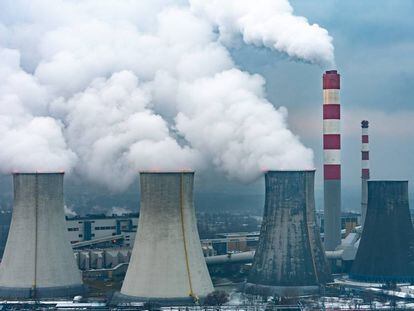 Central térmica de Laziska, ubicada junto a la ciudad polaca de Katowice. 