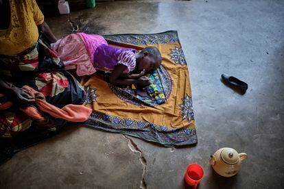 Otro centro de salud muy afectado es el de Kapiri, en el mismo distrito. En la foto, una madre cuida a su hija en la unidad de pacientes severos. El cólera puede producir diarreas y vómitos que llevan a deshidratación. Si no se trata rápidamente, el paciente puede morir en cuestión de horas.