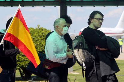 Un pasajero del avión procedente de Japón fletado por el Gobierno español, a su llegada al aeropuerto de Torrejón de Ardoz.