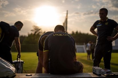 Un momento de descanso durante un entrenamiento del equipo de Ucrania en Brdo (Eslovenia).