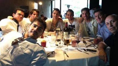 Casillas, Pepe, Coentrão, Cristiano, Higuaín, Ramos, Chendo (delegado) y Pedro Chueca (fisioterapeuta), durante la comida.