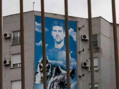 Una lona de Novak Djokovic adorna un edificio en Belgrado.