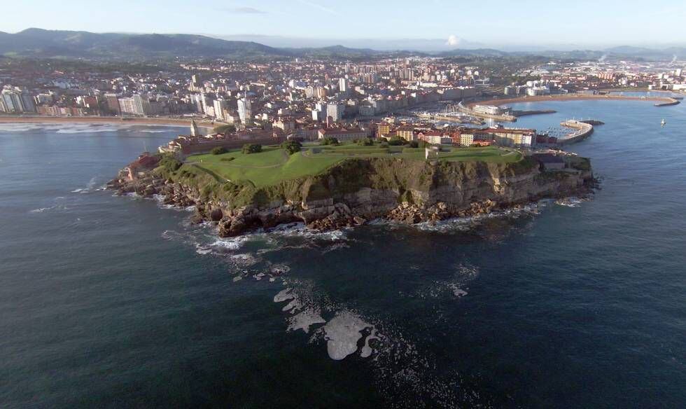 La península de Cimavilla divide las dos bahías de Gijón.