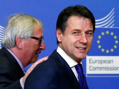 El primer ministro italiano, Giuseppe Conte, junto a Jean-Claude Juncker.