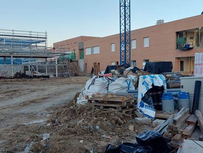 Una imagen de enero del Colegio Público Gabriela Morreale de Leganés en obras. / FAPA