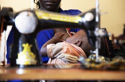 Anna amamanta a su bebé de dos meses junto a su máquina de coser en el centro de formación de Tindoka, en Yambio (Sudán del Sur). Tindoka cuenta con niñeras para ayudar a cuidar a los bebés mientras madres escolarizadas, como Anna, una ex niña soldado que, tras ser rescatada, recibe capacitación para poder salir adelante. <p>En consonancia con el lema de la Semana Mundial de la Lactancia Materna 2020 -'Apoyar la lactancia materna para un planeta más sano'- la OMS y Unicef hacen un llamamiento a los gobiernos para que protejan y promuevan el acceso de las mujeres a asesoramiento cualificado sobre lactancia materna, un elemento crucial para el desarrollo. </p>