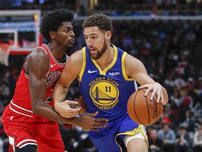 Klay Thompson y Holiday en el Bulls-Warriors