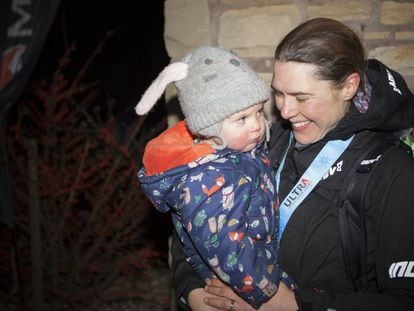 Jasmin Paris, con su hija Rowan, tras terminar la Montane Spine Race.