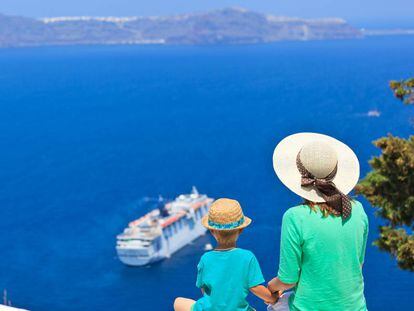Un barco crucero frente a la isla giega de Santorini.