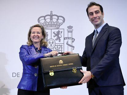 Nadia Calviño entrega la cartera de Economía al nuevo ministro, Carlos Cuerpo, este viernes.