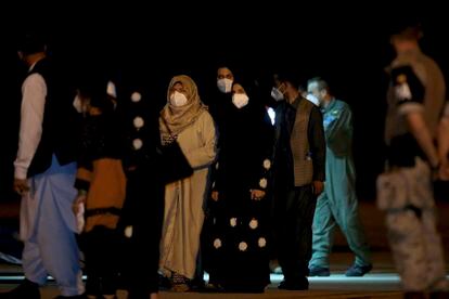 Un grupo de afganos llega a la base aérea de Torrejón de Ardoz el 19 de agosto de 2021.