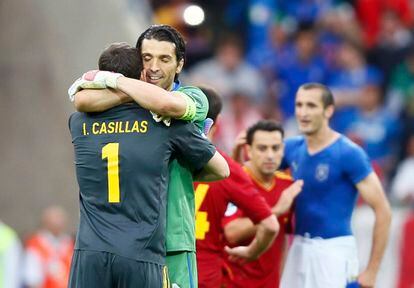 Iker Casillas (a la izquierda), portero de la selección española, y Gianluigi Buffon, portero de Italia, se abrazan en un encuentro entre los dos equipos durante la fase de grupos del Mundial de 2012. 