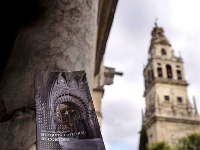 Imagen del nuevo folleto en el que aparece la inscripción Conjunto Monumental Mezquita-Catedral de Córdoba.