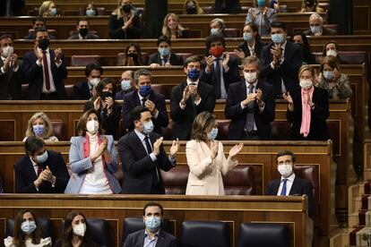 Los diputados del PP aplauden a Pablo Casado durante la sesión en el Congreso de los Diputados.