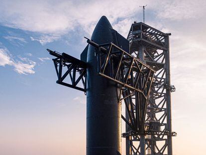 This handout image provided by SpaceX shows the 164-foot (50-meter) tall Starship spacecraft sits atop the 230-foot tall Super Heavy rocket from Starbase in Boca Chica, Texas on April 15, 2023. - On April 17, 2023 SpaceX plans to carry out its first test flight of Starship, the most powerful rocket ever built, designed to send astronauts to the Moon and eventually beyond.
The launch is scheduled to take place at 7:00 am (1200 GMT) from the sprawling Texas base of the private space company owned by billionaire Elon Musk. (Photo by SPACEX / AFP) / RESTRICTED TO EDITORIAL USE - MANDATORY CREDIT "AFP PHOTO /  HANDOUT / SPACEX" - NO MARKETING - NO ADVERTISING CAMPAIGNS - DISTRIBUTED AS A SERVICE TO CLIENTS