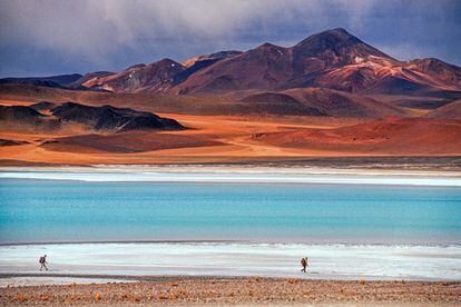 San Pedro de Atacama, un oasis de adobe al norte del país, desprende buenas vibraciones porque (dicen) se asienta sobre una zona de cuarzo y cobre que transmite energía positiva. En realidad, debe su popularidad a su privilegiada ubicación, rodeado por algunos de los paisajes más espectaculares del país.