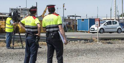 Dos &#039;mossos&#039; vigilan una carretera en Juneda (Lleida).