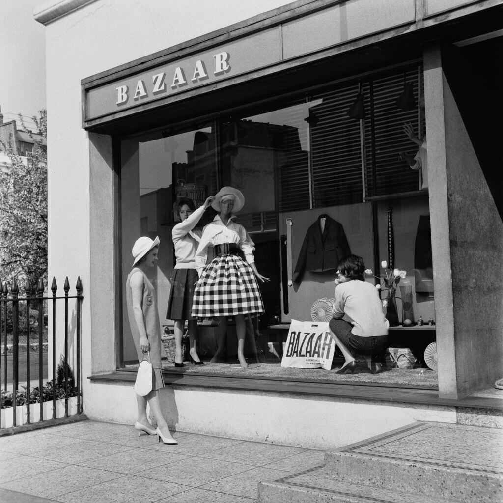 Una mujer en el escaparate de la primera tienda de Quant en King’s Road en 1959.